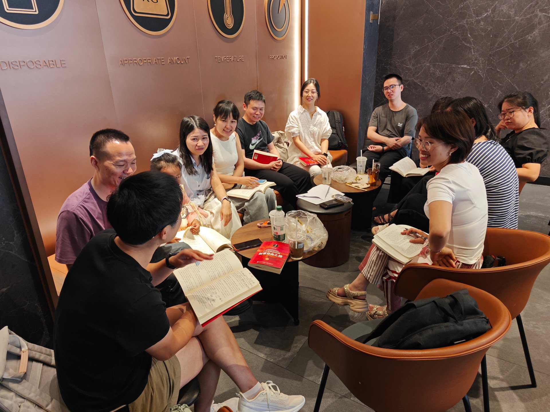 慢拆会第33期现场：十来个人在瑞幸咖啡馆共读《通往财富自由之路》